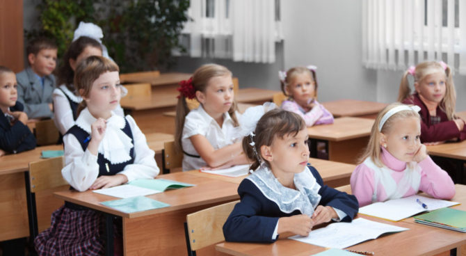 Эксперт: дети жителей Донбасса должны иметь возможность учиться в России